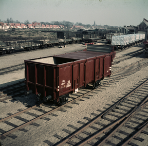 883076 Afbeelding van de luikendakwagen (schuifdakwagen) nr. 40612 (type Tb, serie 40600-40649) van de N.S. op het ...